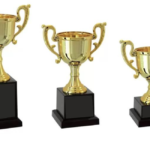 Troféus no ftebol e curiosidades No futebol, os troféus são símbolos importantes das conquistas dos clubes e seleções nacionais. Aqui estão algumas curiosidades sobre troféus de futebol: Taça do Campeonato Mundial de Futebol: Conhecido como o "Troféu Jules Rimet", foi apresentado pela primeira vez em 1930 e foi concedido ao campeão mundial de futebol até 1970. Em 1966, a Inglaterra se tornou a primeira e única equipe a ganhar permanentemente a taça, depois de vencer a Copa do Mundo da FIFA pela terceira vez. Copa da Liga dos Campeões da UEFA: É concedida ao vencedor da Liga dos Campeões da UEFA, a competição de clube mais prestigiosa da Europa. O troféu tem forma de taça e pesa mais de 7 kg. Copa da UEFA: É concedida ao vencedor da Liga Europa da UEFA, a segunda competição de clube mais importante na Europa. O design do troféu é baseado em formas geométricas e pesa cerca de 5 kg. Taças de Campeonato Nacionais: Cada país tem sua própria taça concedida ao campeão do campeonato nacional de futebol, como a Copa do Rei na Espanha e a FA Cup na Inglaterra. Troféus de Jogadores Individuais: Além dos troféus de equipe, existem também prêmios concedidos a jogadores individuais, como o Ballon d'Or, concedido ao melhor jogador do mundo a cada ano. Troféus