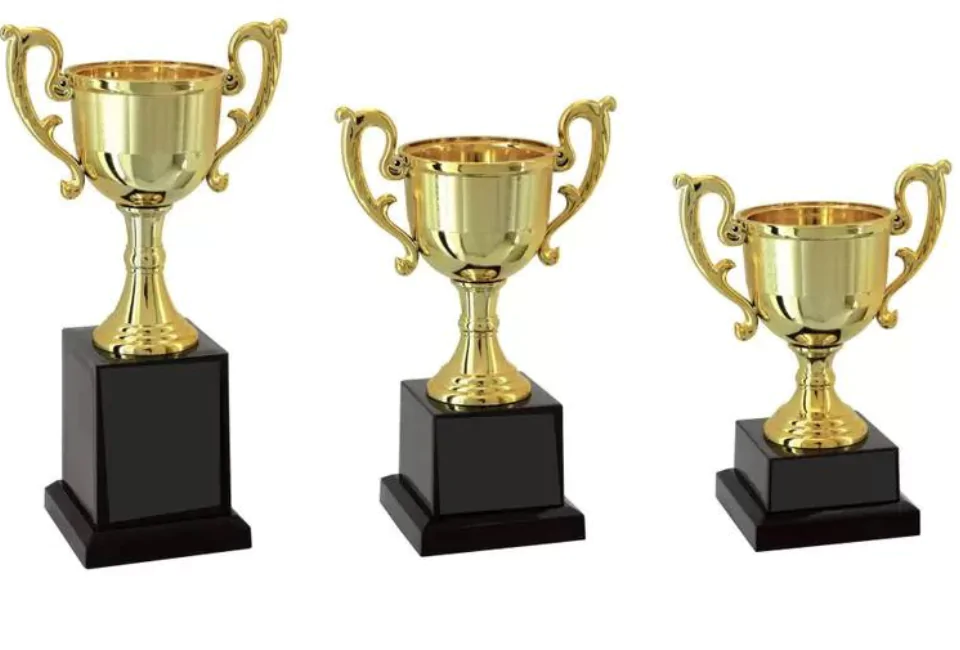 Troféus no ftebol e curiosidades No futebol, os troféus são símbolos importantes das conquistas dos clubes e seleções nacionais. Aqui estão algumas curiosidades sobre troféus de futebol: Taça do Campeonato Mundial de Futebol: Conhecido como o "Troféu Jules Rimet", foi apresentado pela primeira vez em 1930 e foi concedido ao campeão mundial de futebol até 1970. Em 1966, a Inglaterra se tornou a primeira e única equipe a ganhar permanentemente a taça, depois de vencer a Copa do Mundo da FIFA pela terceira vez. Copa da Liga dos Campeões da UEFA: É concedida ao vencedor da Liga dos Campeões da UEFA, a competição de clube mais prestigiosa da Europa. O troféu tem forma de taça e pesa mais de 7 kg. Copa da UEFA: É concedida ao vencedor da Liga Europa da UEFA, a segunda competição de clube mais importante na Europa. O design do troféu é baseado em formas geométricas e pesa cerca de 5 kg. Taças de Campeonato Nacionais: Cada país tem sua própria taça concedida ao campeão do campeonato nacional de futebol, como a Copa do Rei na Espanha e a FA Cup na Inglaterra. Troféus de Jogadores Individuais: Além dos troféus de equipe, existem também prêmios concedidos a jogadores individuais, como o Ballon d'Or, concedido ao melhor jogador do mundo a cada ano. Troféus